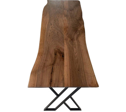 Plankebord i valnød med naturkant og sort XX-ben i metal