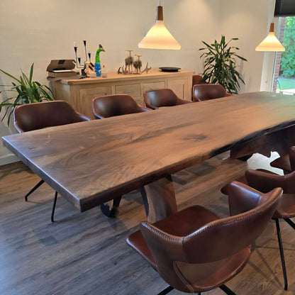 Massivt plankebord i valnød med sort epoxy detaljer – dansk design