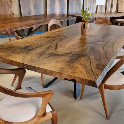 Plankebord i mørk valnød med sort epoxy – luksuriøst spisebord