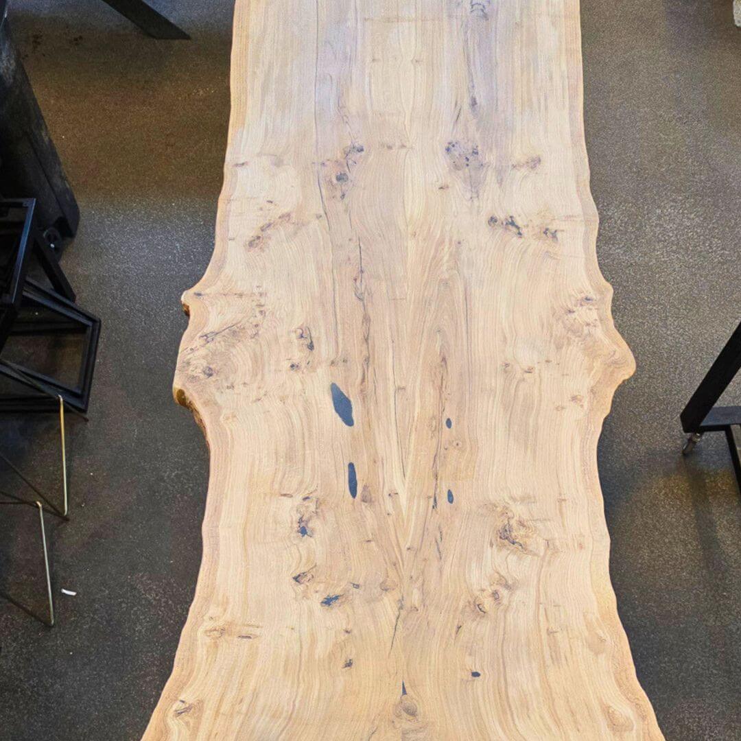 Plankebord i massiv eg 300x100 cm med naturkant – rå planke klar til forarbejdning