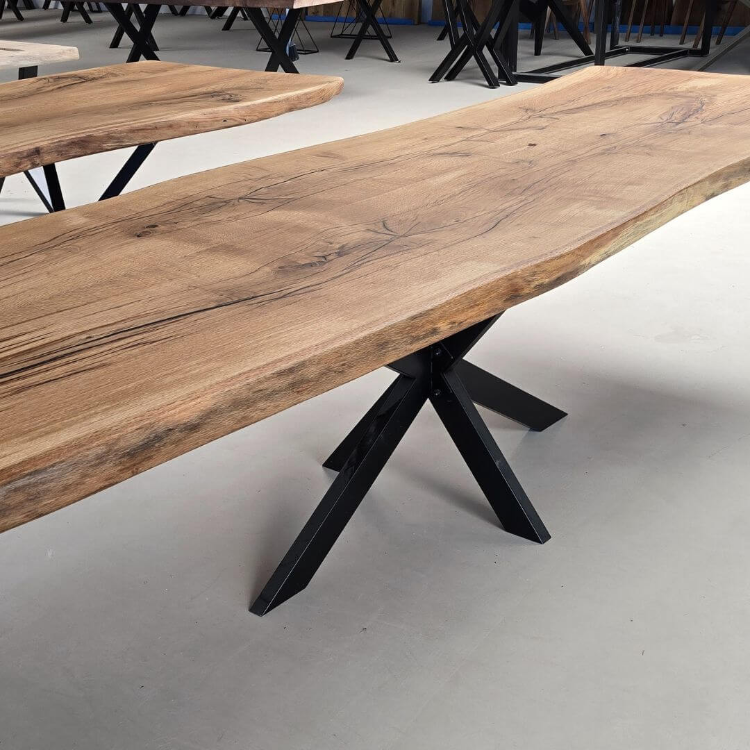 Egetræ plankebord med sort X-formet stel i et showroom miljø