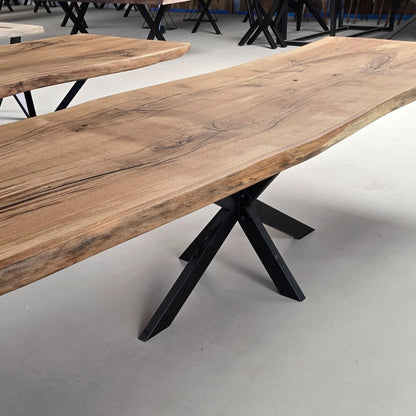 Egetræ plankebord med sort X-formet stel i et showroom miljø
