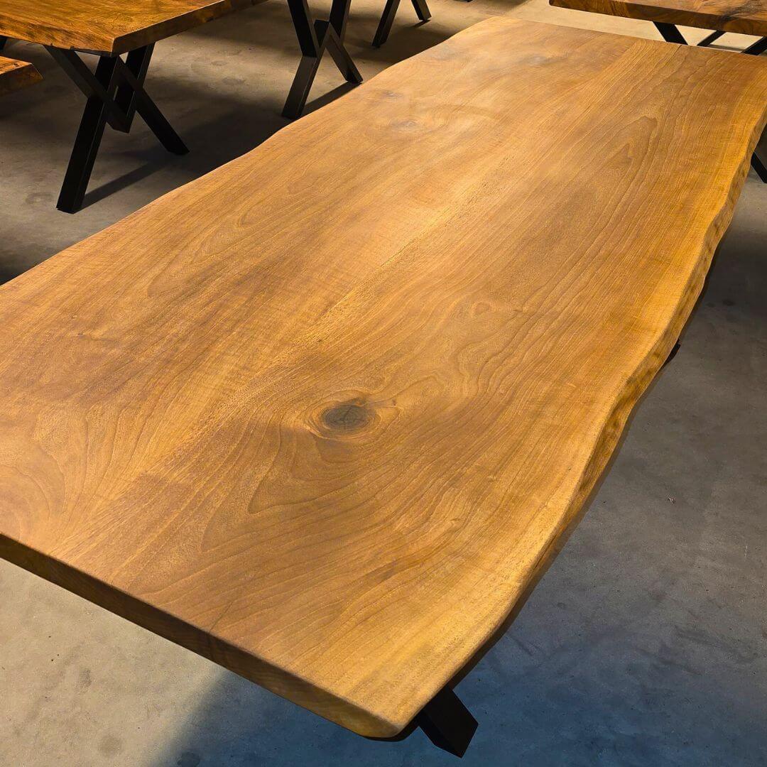 Plankebord i Valnød – 250x100 cm