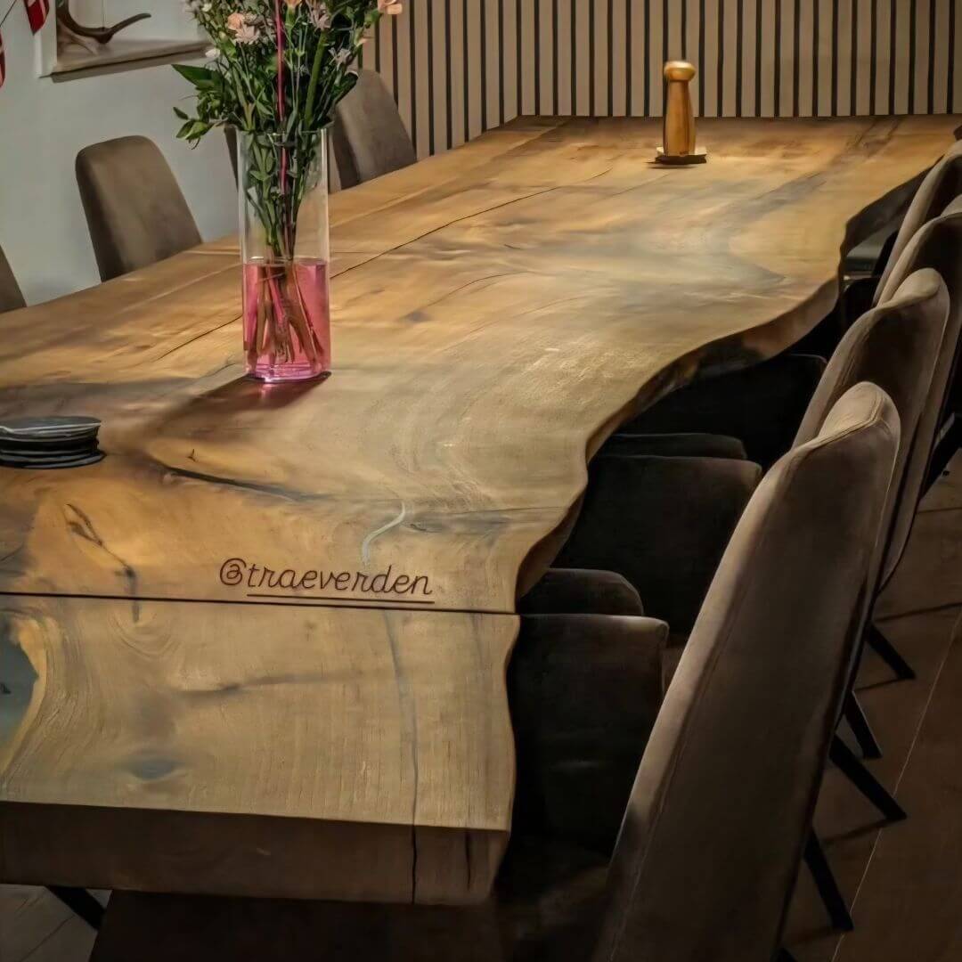 Ekstremt langt plankebord i valnød, én hel planke, installeret i spiseområde