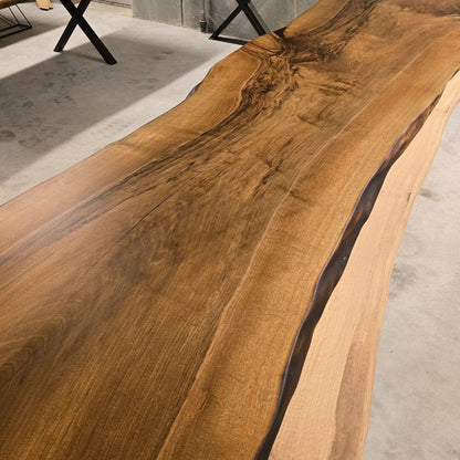 Langt valnøds plankebord med unikke åretegninger og naturkant i moderne hjem