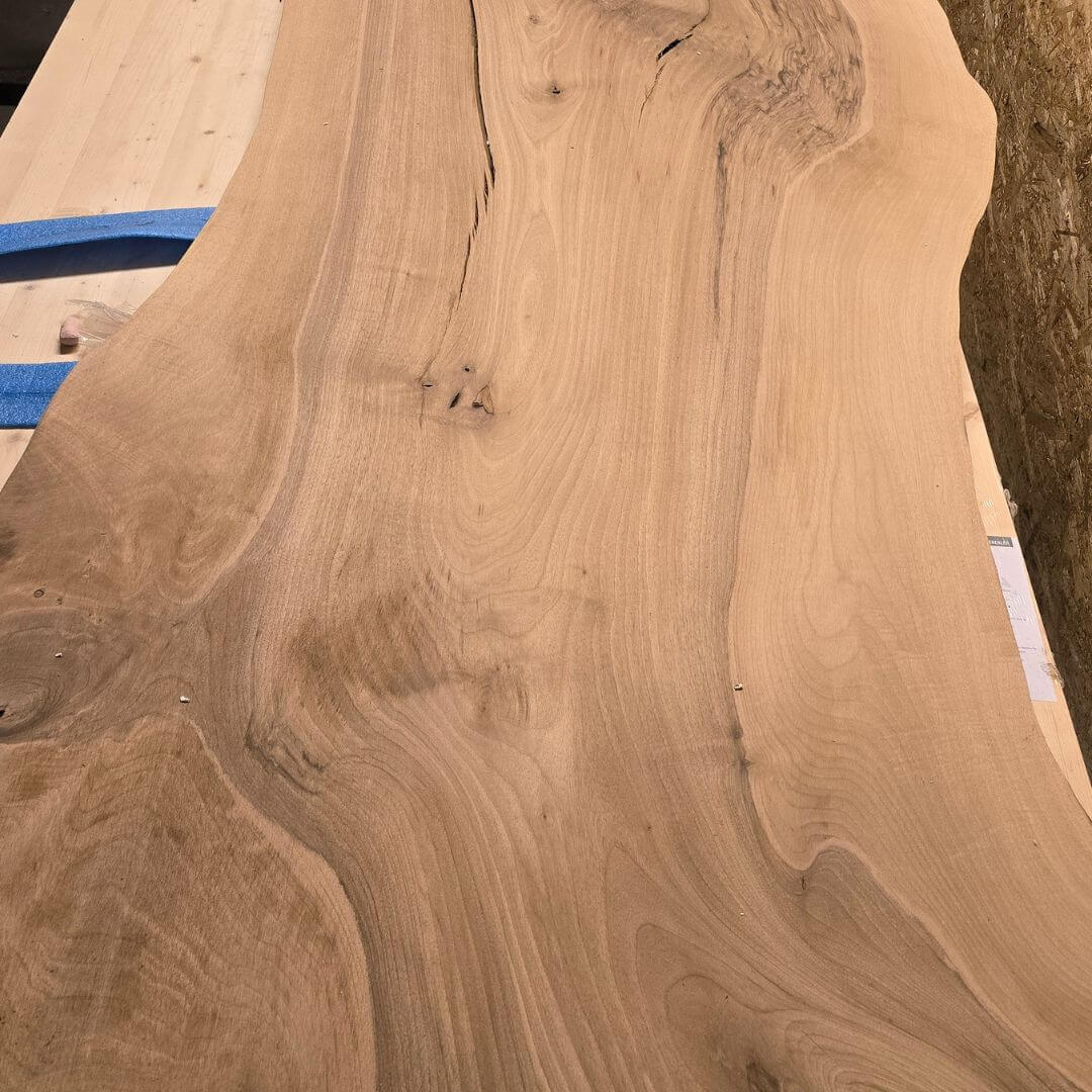 Ubehandlet valnød plankebordsemne med levende kant og naturlige markeringer