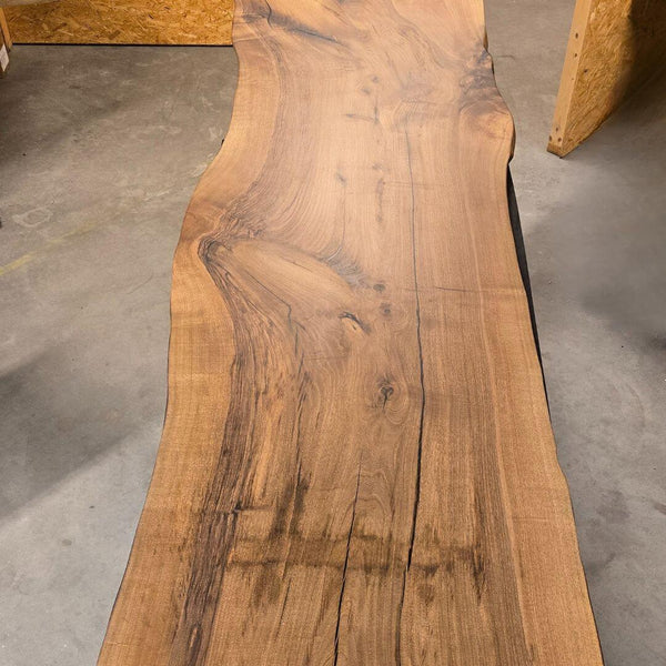 Ekstra langt valnødsbord i ét stykke, 6 cm tykt, med organisk kant og mørke åretegninger