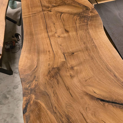 Premium spisebord i massiv valnød, én hel planke, stilfuld og organisk design