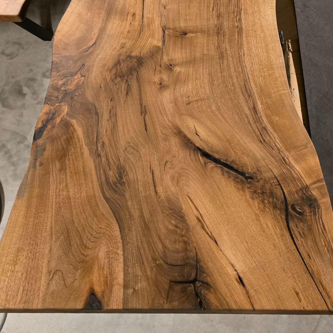 Ekstremt langt plankebord i valnød, én hel planke, installeret i spiseområde