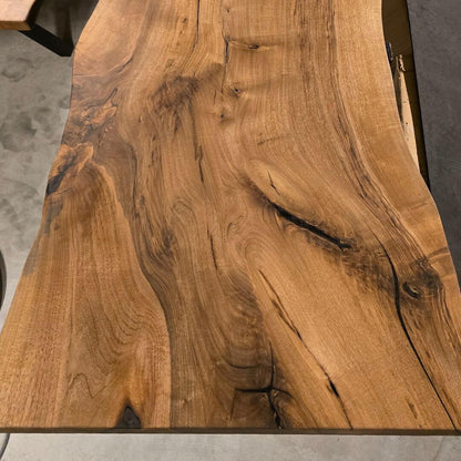 Ekstremt langt plankebord i valnød, én hel planke, installeret i spiseområde