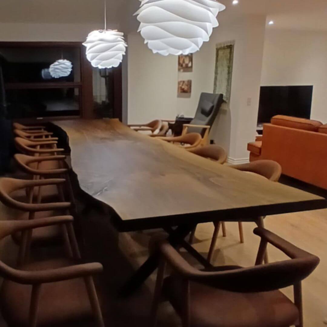 Langt valnødsbord med unikke årer og live edge – dansk håndværk fra TræVerden