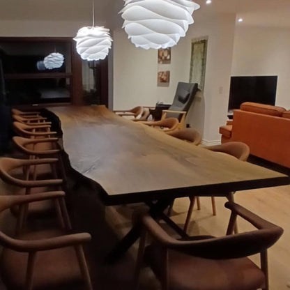 Langt valnødsbord med unikke årer og live edge – dansk håndværk fra TræVerden