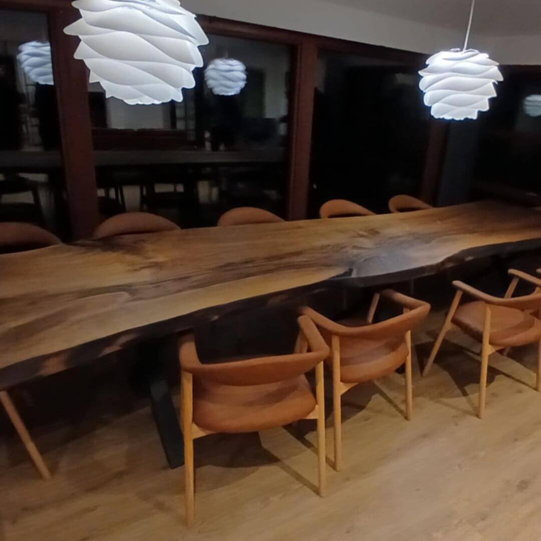 Eksklusivt valnøds plankebord i hel planke – luksus spisebord med naturligt udtryk