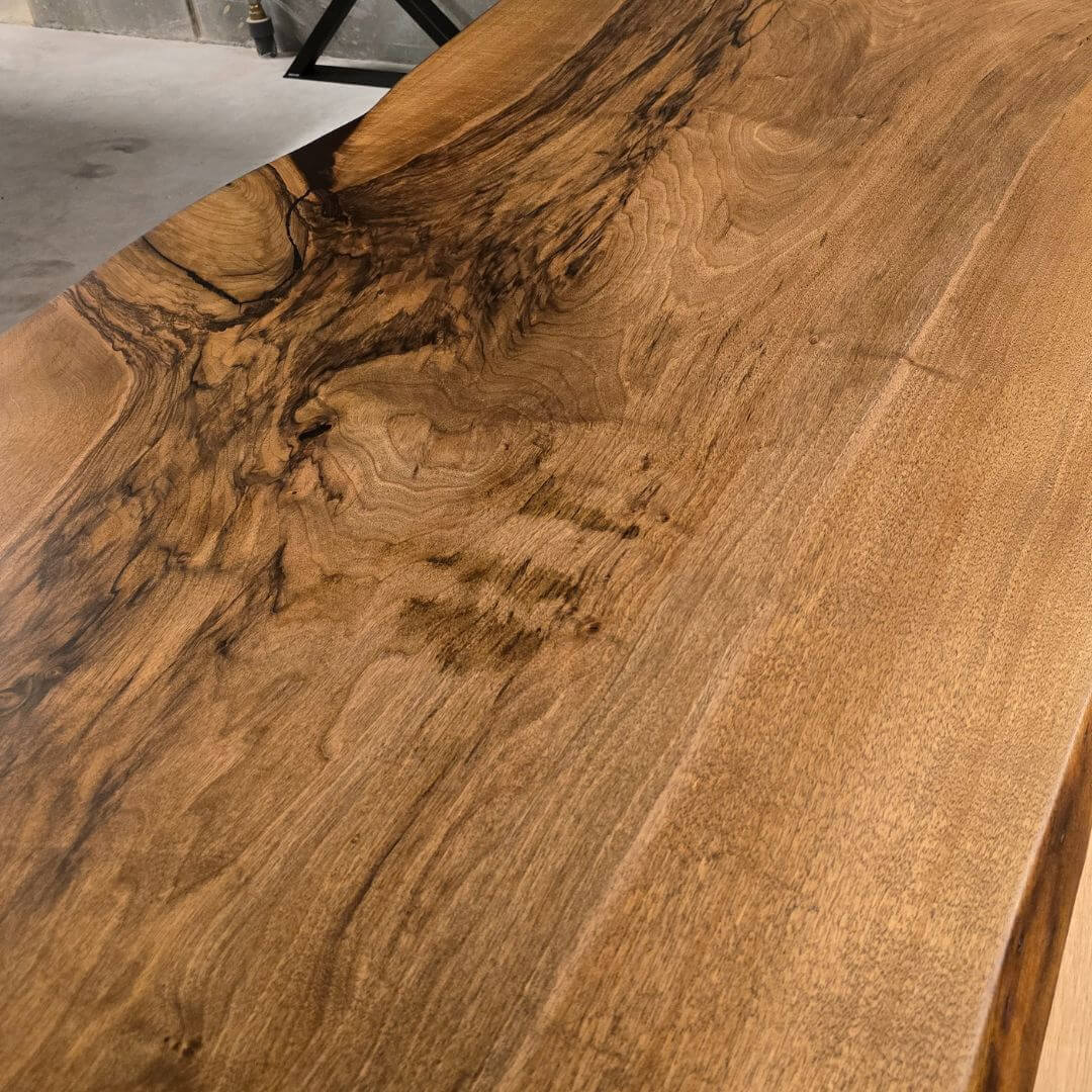 Håndlavet valnødsbord med mørke nuancer og levende kant – luksus bordopstilling