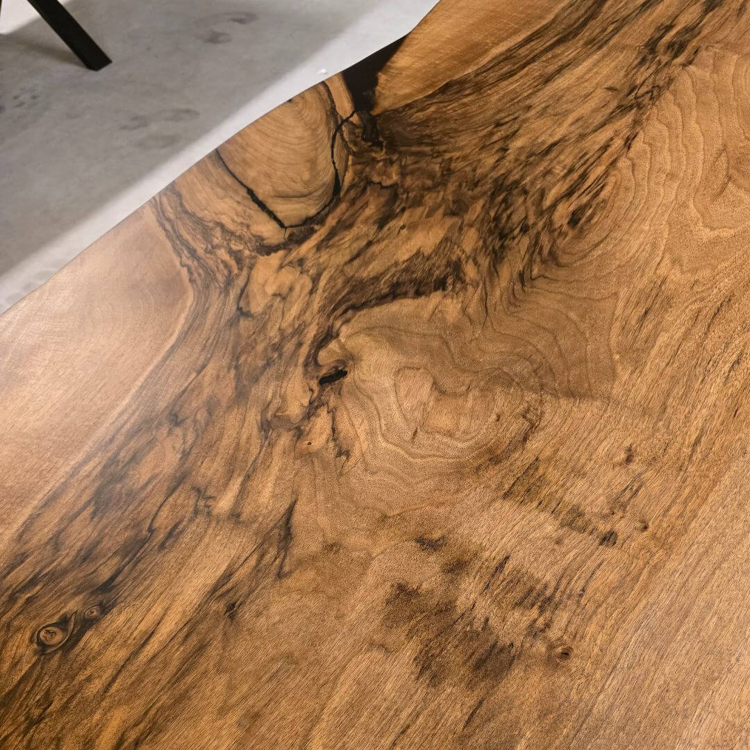 Eksklusivt spisebord i massiv valnød, hel planke design, dansk håndværk