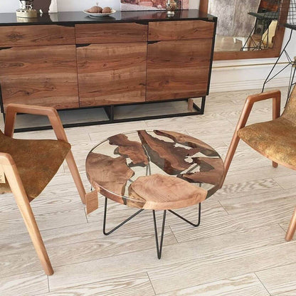 Eksklusivt sofabord i træ og gennemsigtig epoxy med sort metalben