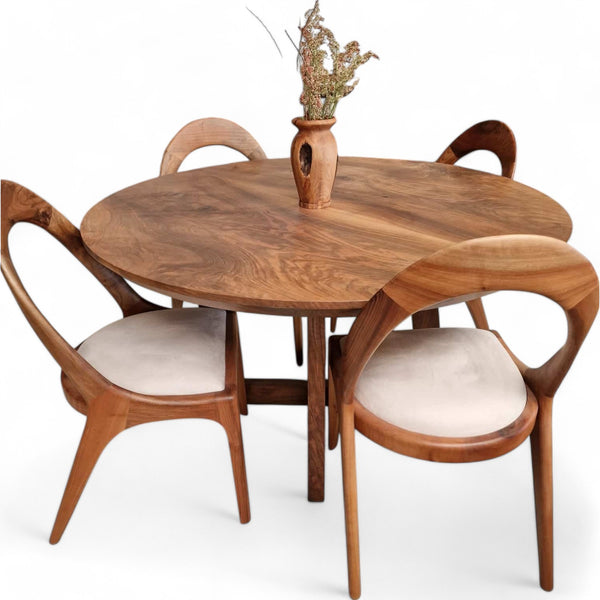 Rundt plankebord i massivt valnøddetræ med lige kanter fra TræVerden showroom.