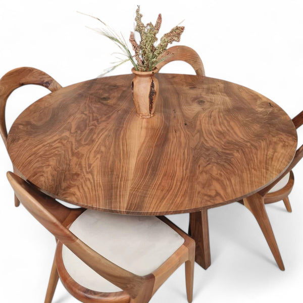 Rundt plankebord i valnød med vinkelkant og træ bordben