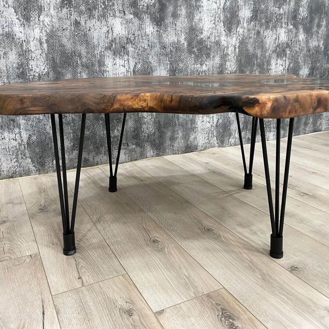 Rundt sofabord i træ og epoxy – dansk design med naturligt udtryk