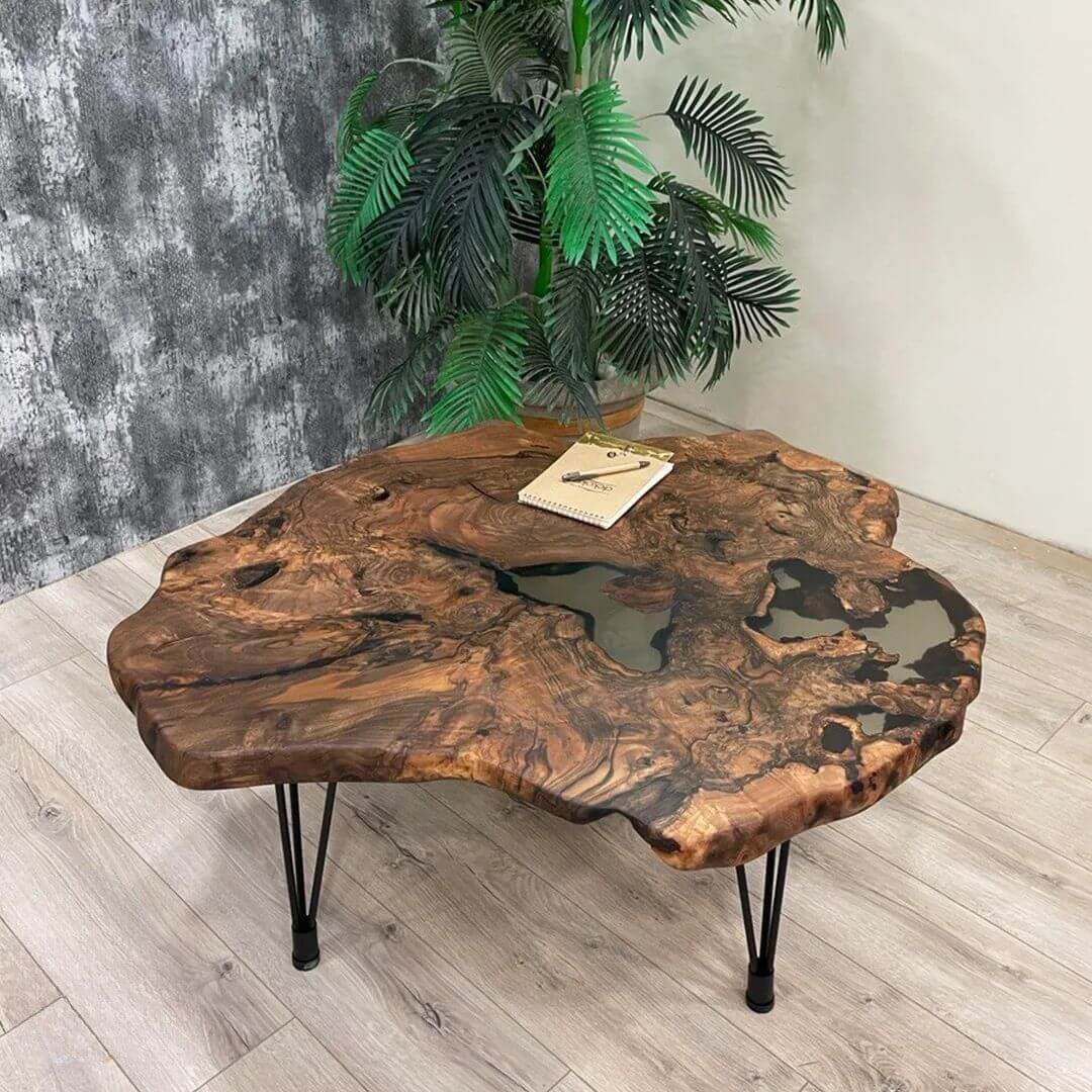 Rundt sofabord i valnød med naturkant og sorte epoxy-detaljer