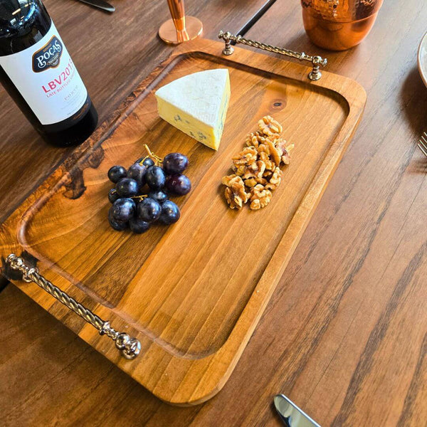 Valora serveringsbakke i massiv valnød med eksklusive håndtag og elegant nordisk design.
