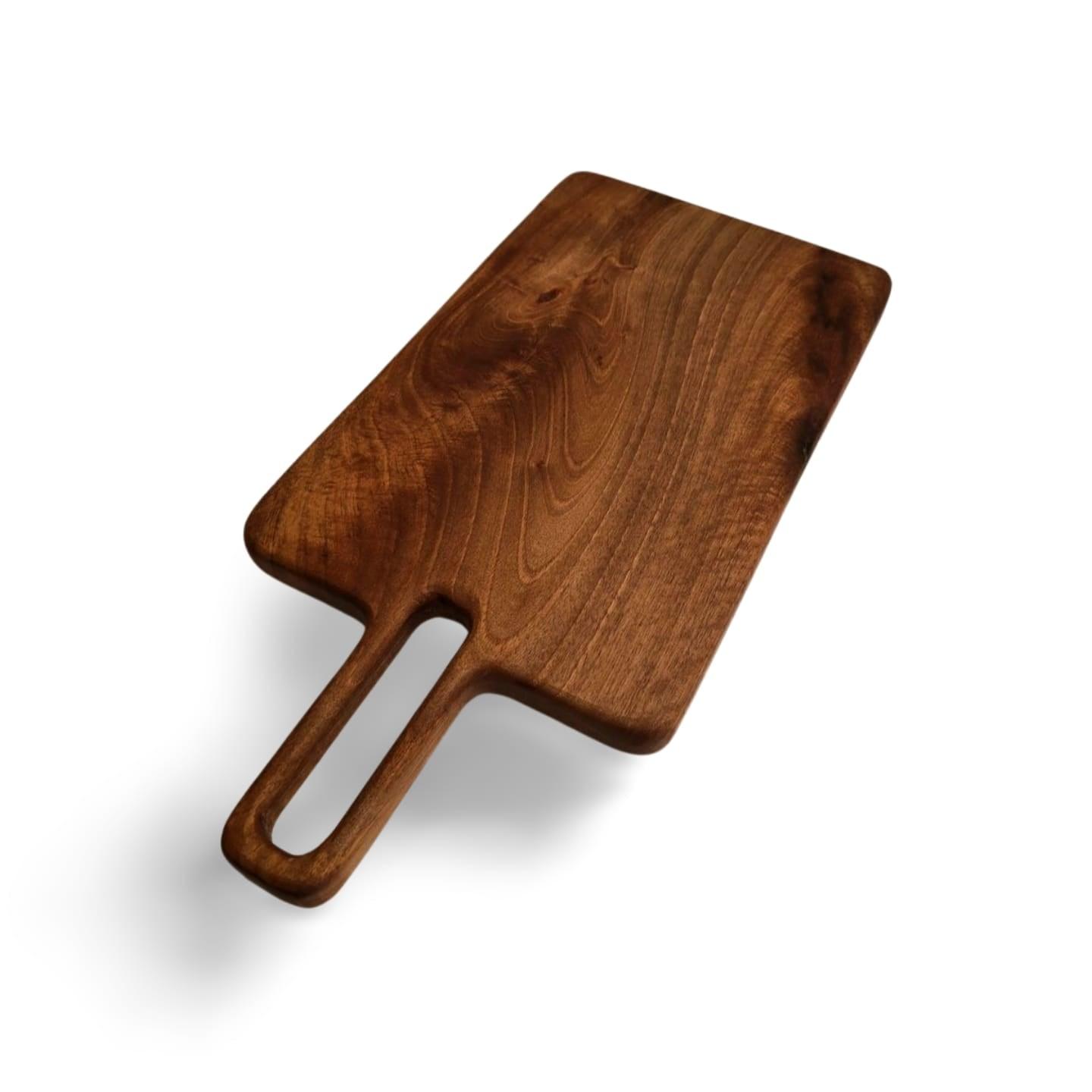 Skærebræt i massiv valnød med integreret håndtag fra Træverden. Funktionelt og elegant design.