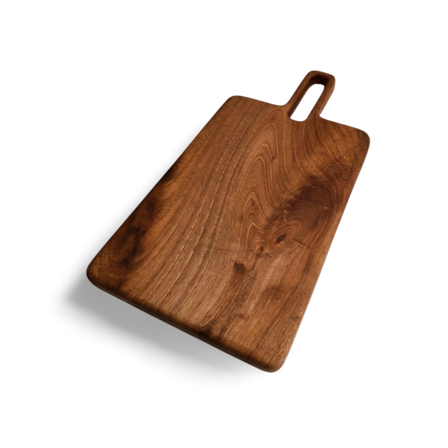 Skærebræt i massiv valnød med integreret håndtag fra Træverden. Funktionelt og elegant design.