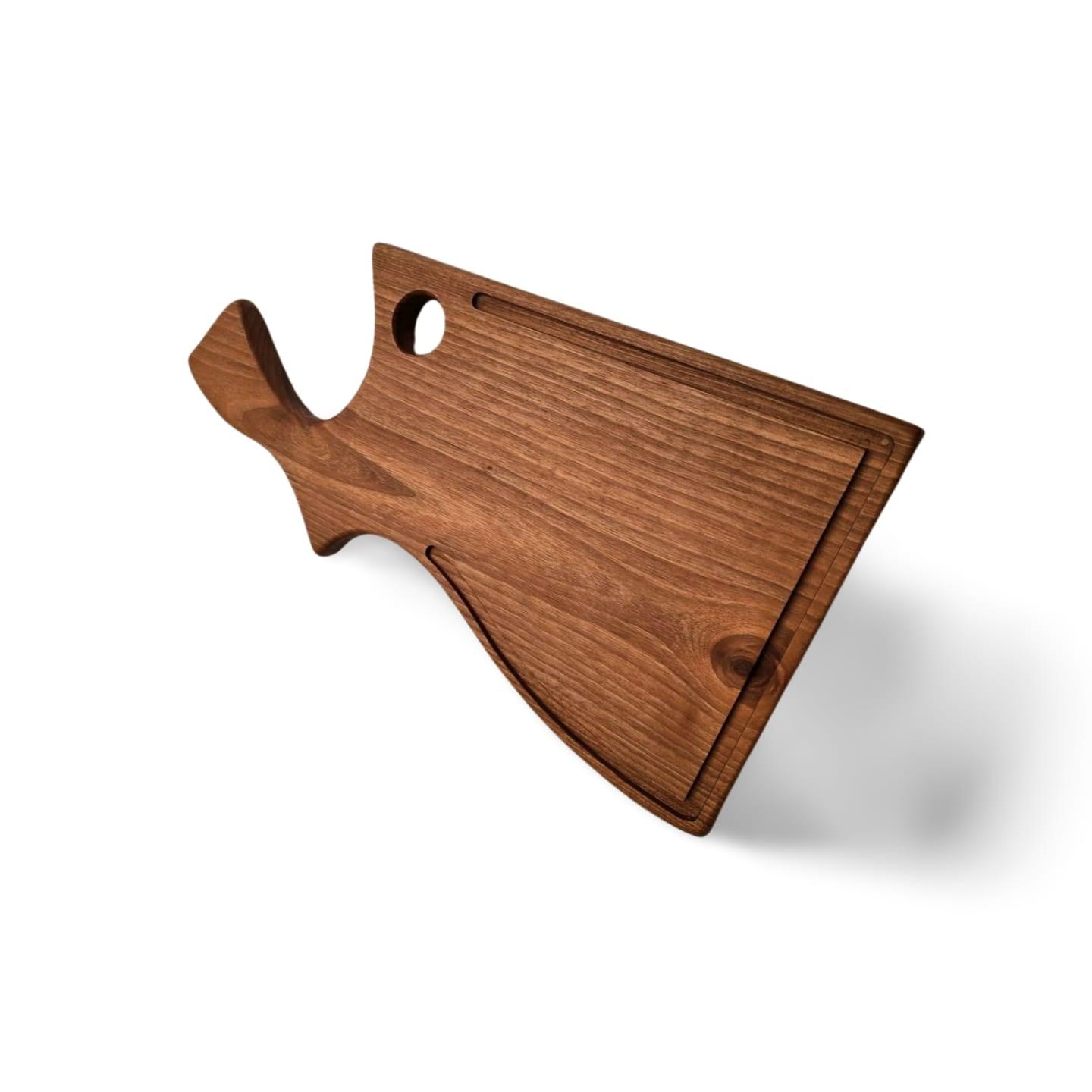 Skærebræt i massiv valnød med håndtag fra Træverden. Funktionelt og elegant design.