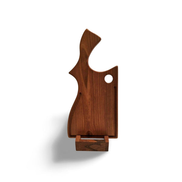 Skærebræt i massiv valnød med håndtag fra Træverden. Funktionelt og elegant design.