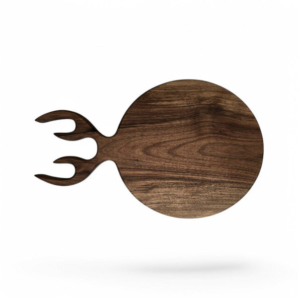 Rundt skærebræt i massiv valnød med håndtag og holder fra Traeverden.dk