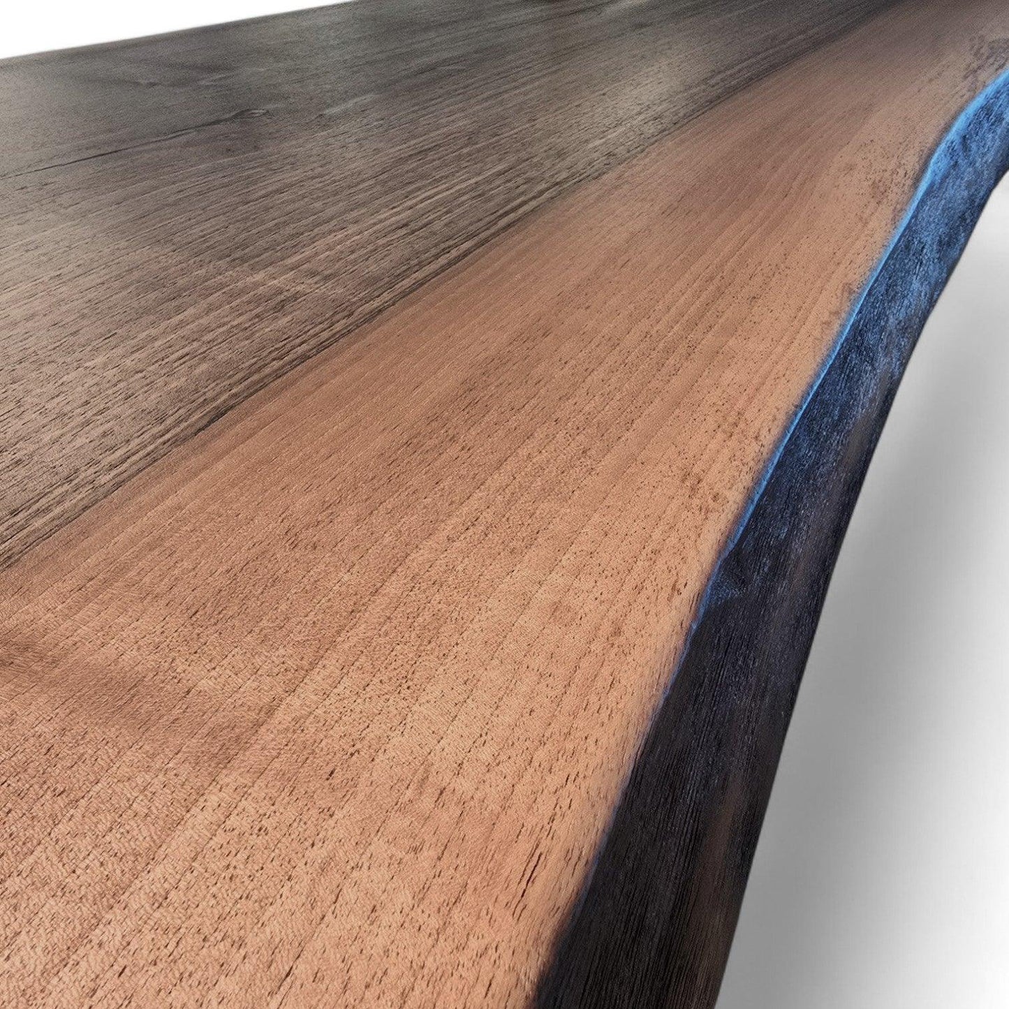 Detalje af valnød sofabord med naturlig kant