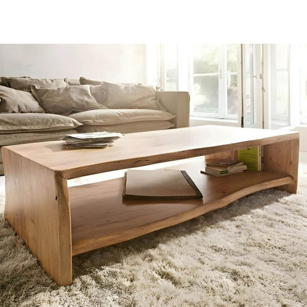 Rustikt sofabord i valnød med naturlige kanter og hylde – højde 45 cm