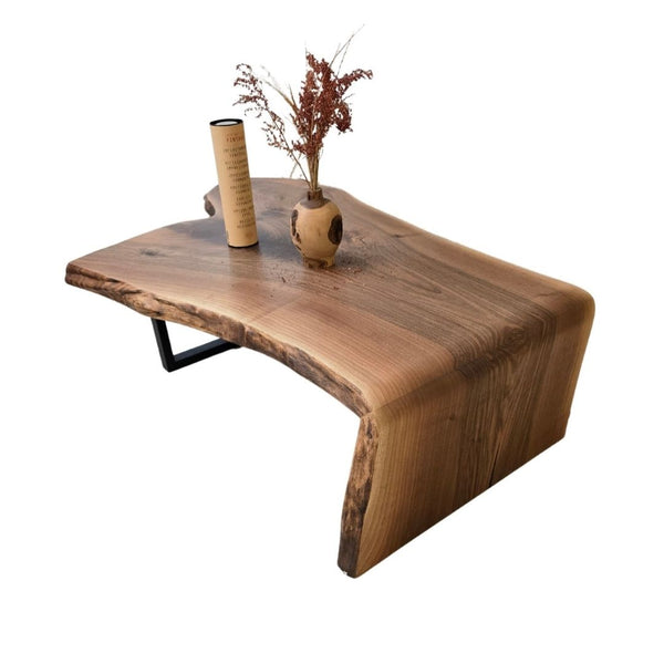 Unikt sofabord i massivt valnød med natur kant og sort stel på bestilling