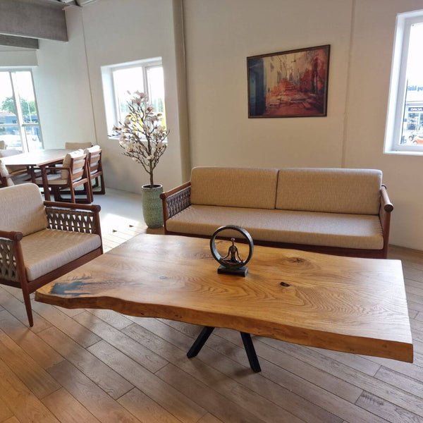 Sofabord i massiv eg med live edge kant i showroom