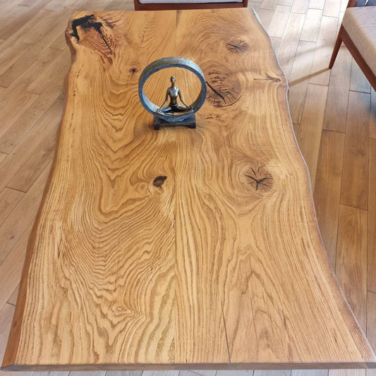 Egetræs sofabord i hel planke design i hyggeligt showroom