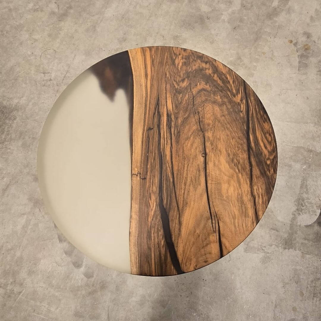 Rundt Sofabord i Valnød med Mat Epoxy – Ø48 cm