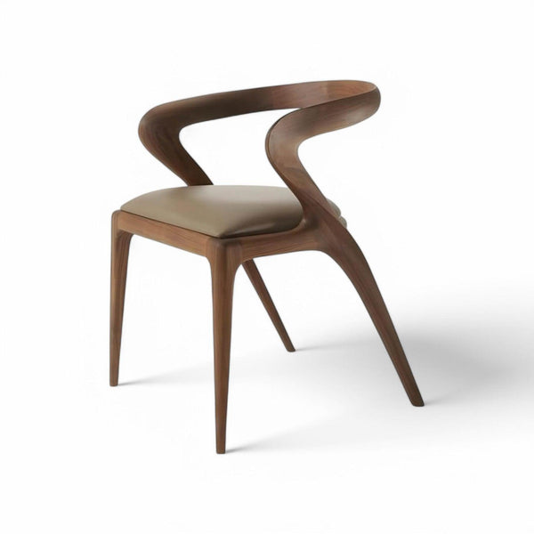 Spisebordsstol Valnød Lise med buet træryg og beige lædersæde.