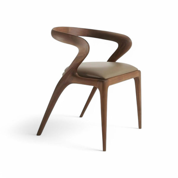 Spisebordsstol Valnød Lise med buet træryg og beige lædersæde.