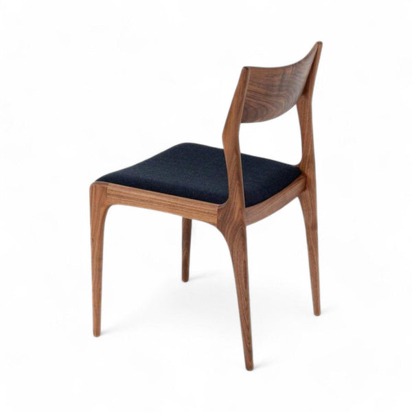 Elegant sæt spisebordsstole med buet ryg, træstel i valnød og sort polstring