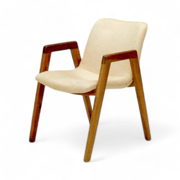 Stilren spisebordsstol med træben og lys polstring – komfort og design i ét