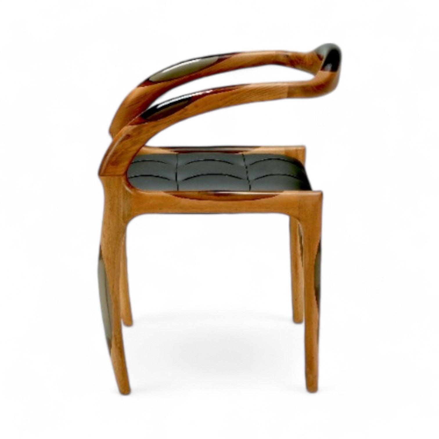 Elegant spisebordsstol med træstel og sort sædepolstring – klassisk design