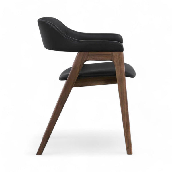 Eksklusiv valnødsstol med moderne linjer og komfortabel polstring