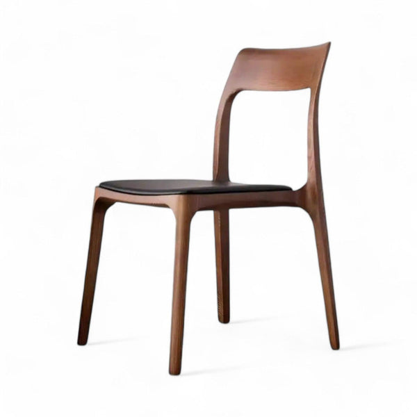 Moderne spisebordsstol med massivt træstel, armlæn og lys stofpolstring