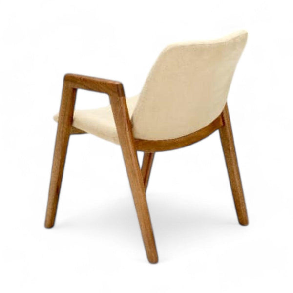 Lys spisebordsstol i træ med polstret sæde – minimalistisk og tidløst udtryk