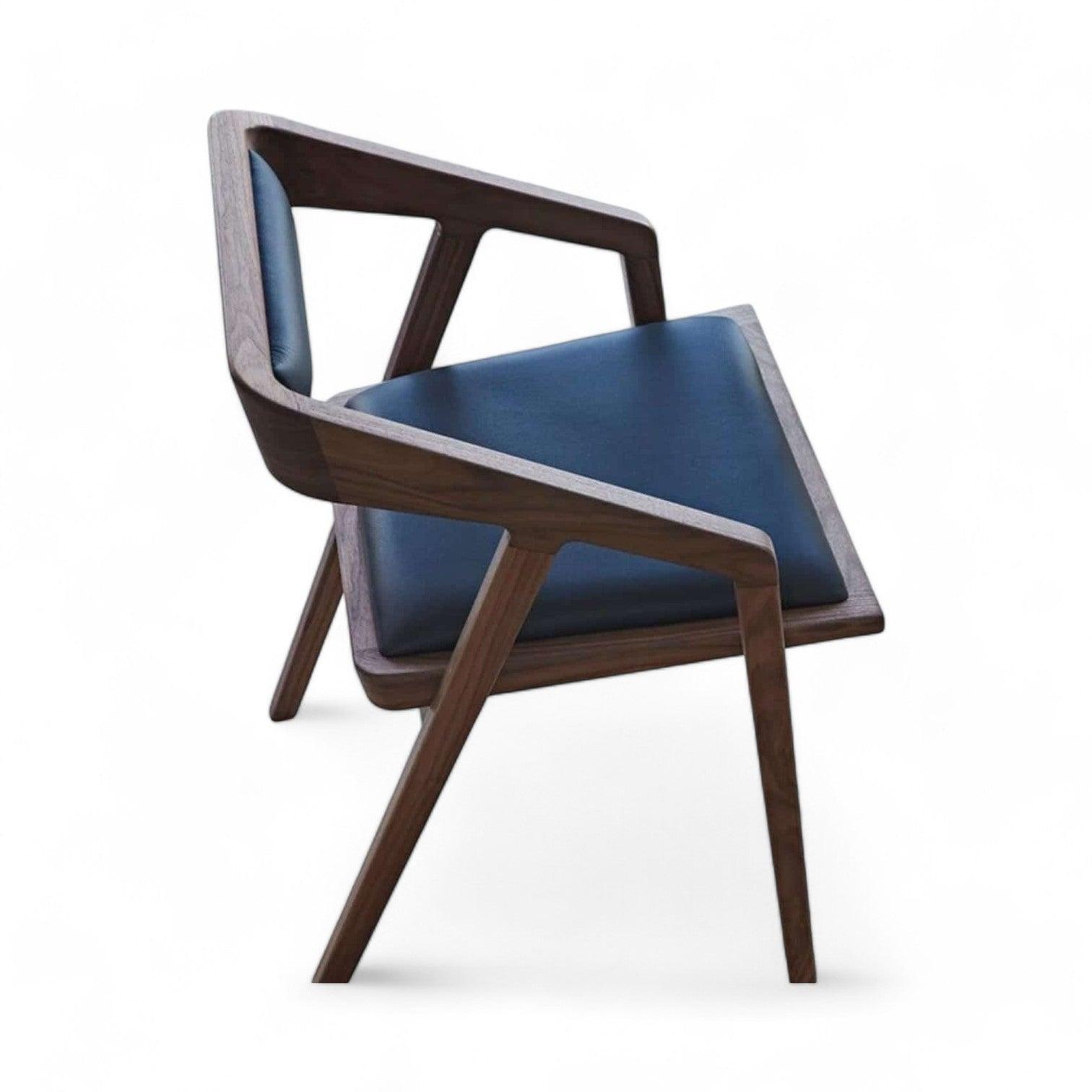 Moderne spisebordsstol i valnøddetræ med mørk polstring og elegant design