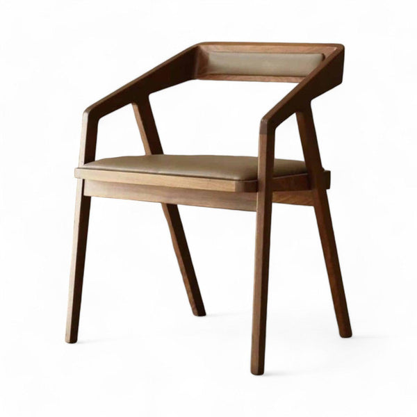Spisebordsstol i valnød med armlæn og mørk læderpolstring – minimalistisk look