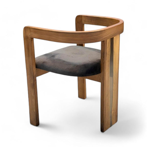 Spisebordsstol Valnød Silkeborg med buet ryg og sort sæde.