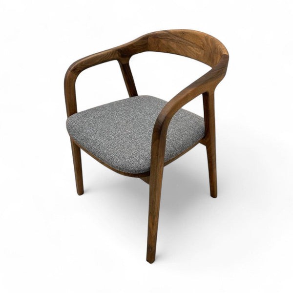 Eksklusiv stol i valnød med buet ryg og gråt polstret sæde