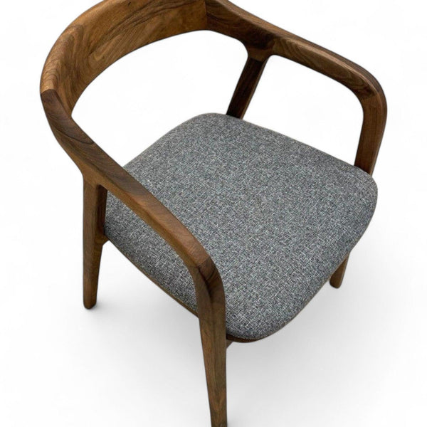 Stilfuld spisebordsstol i træ med organisk form og gråt betræk