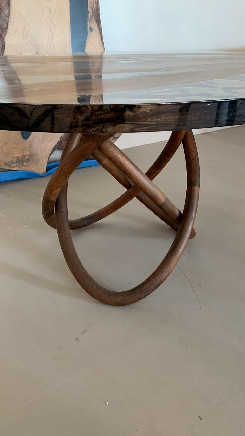 Epoxy Plankebord i Valnød – Ø145 cm